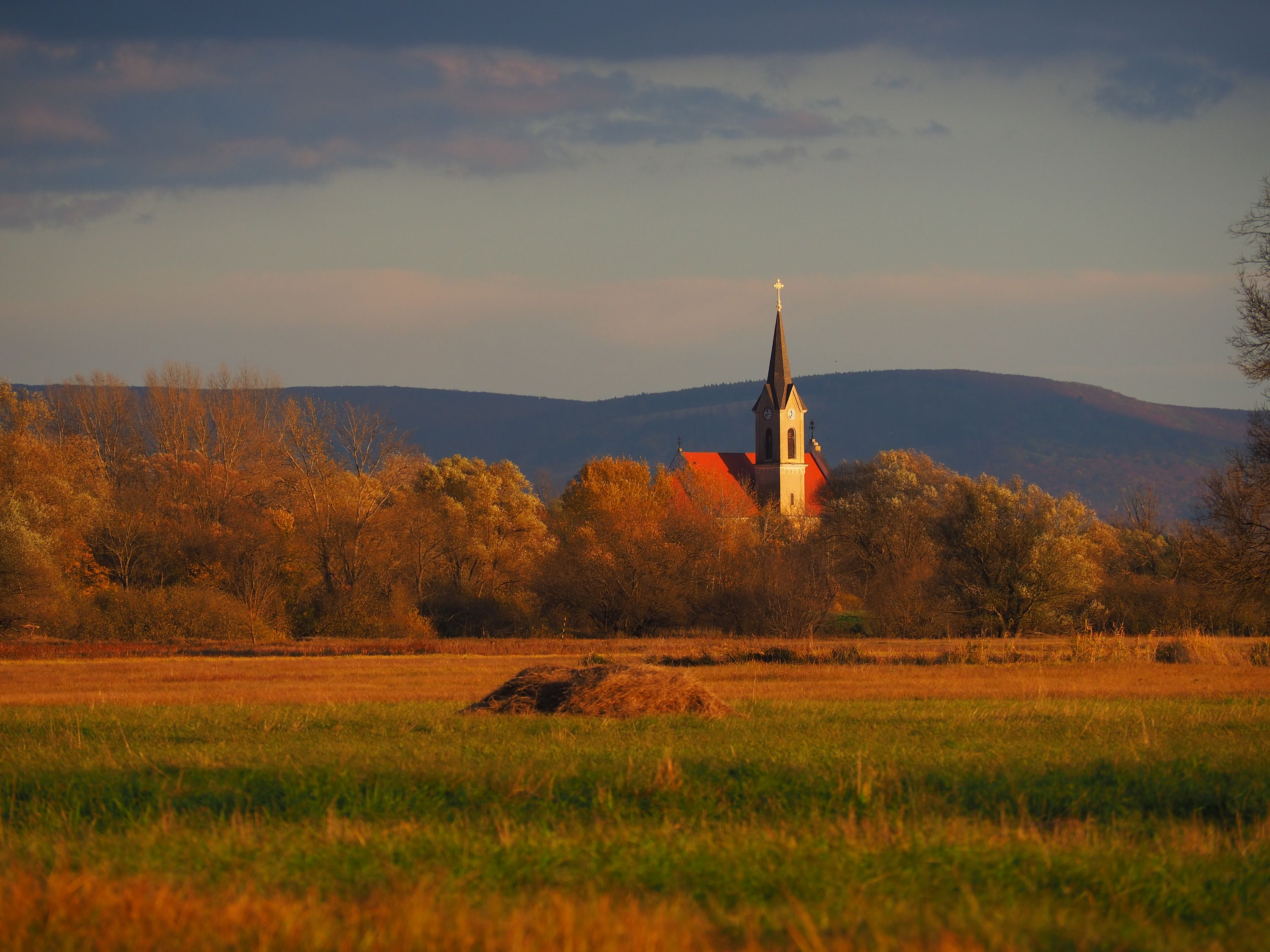 Dedinský kostol pri západe slnka na záhorí v okolí rieky Morava